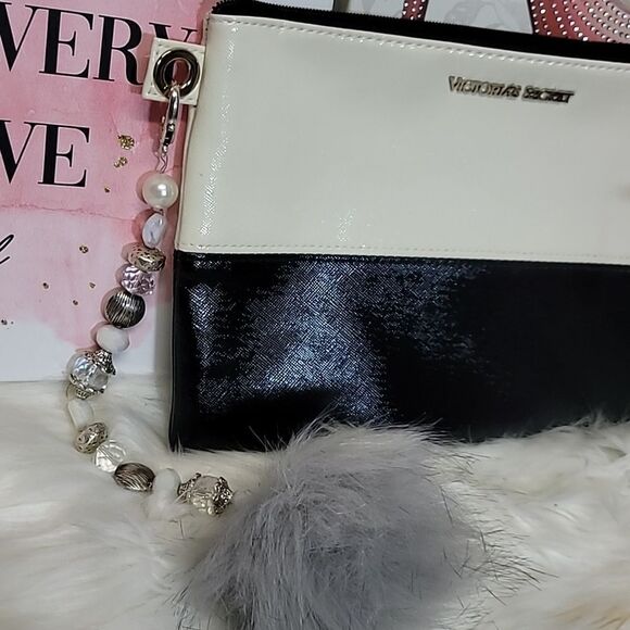 VITORI'AS SECRET Whte and Black Cosmetic Bag and Chain Key Set  NWT - Picture 3 of 6